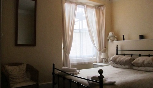 Habitación básica doble, baño privado, vistas a la ciudad
