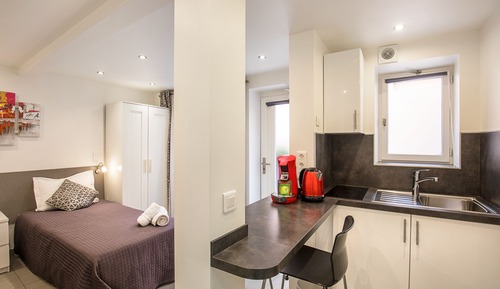 Habitación superior con 2 camas individuales, cocina básica