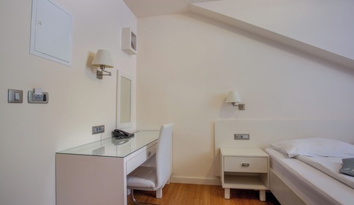 Habitación con 1 cama doble o 2 individuales, vistas al parque