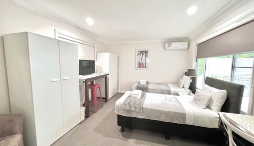 Habitación Deluxe con 2 camas individuales, baño compartido
