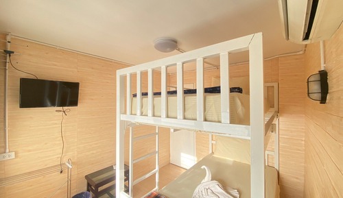 Habitación, solo para mujeres, no fumadores, baño compartido