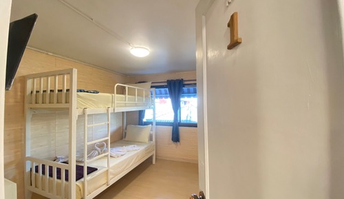 Habitación, solo para mujeres, no fumadores, baño compartido