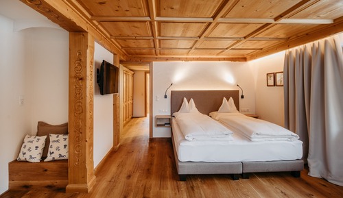 Superior Apartment, 2 Bedrooms, Sauna, Mountain View!