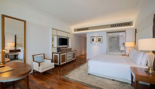 Deluxe King Suite with Sea View