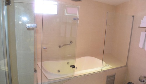 Suite, 1 cama de matrimonio grande, bañera de hidromasaje, vistas a la ciudad