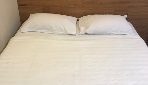 Habitación estándar con 1 cama doble o 2 individuales, sin ventanas