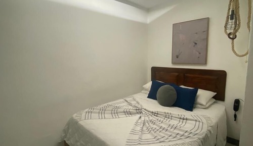 1 Queen Bed / Tiny Guest Room