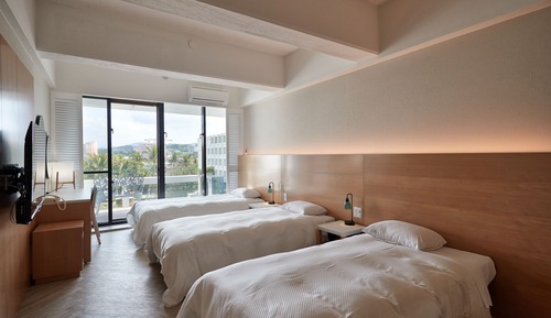 Habitación triple, vistas al mar (45 sqm)