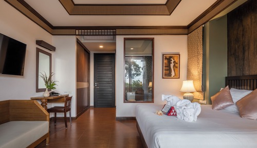 Deluxe Hill Front Room