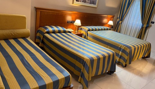 Habitación económica, varias camas