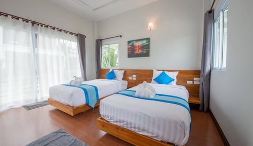 Habitación estándar con 2 camas individuales, balcón, junto a la piscina