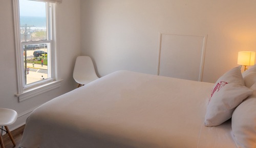 Room #17, 1 King Bed