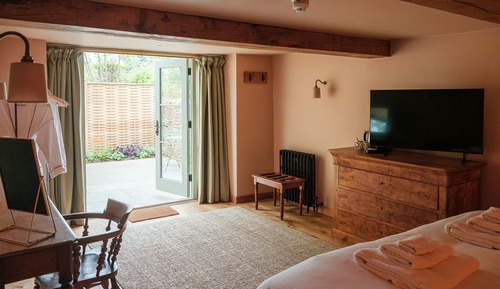 Suite, baño privado, vistas al jardín