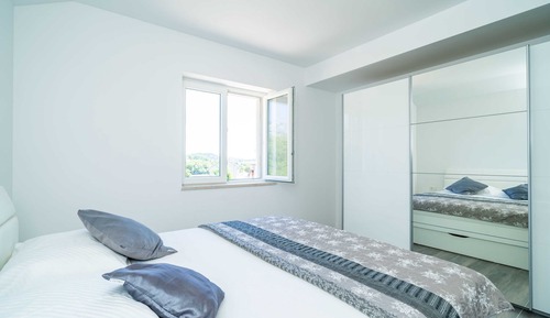 Apartamento (One Bedroom Apartment with Balcony an)