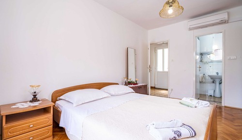 Apartamento (One Bedroom Apartment with Balcony an)