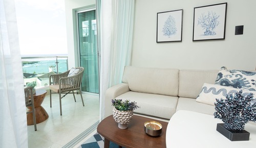 Apartamento de lujo, 1 cama de matrimonio grande con sofá cama, balcón, vistas al mar
