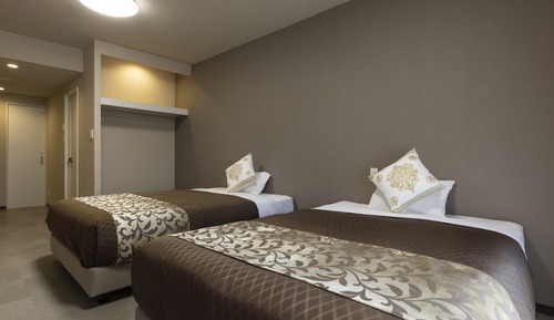 Habitación básica con 2 camas individuales