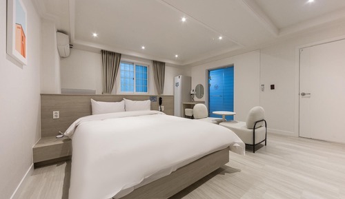 Room (Suite (Netflix available/Styler equip)