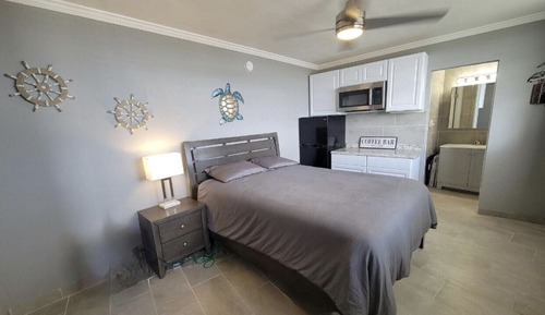 Habitación, 1 cama de matrimonio, cocina, vistas a la ciudad