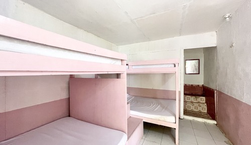 Dormitorio compartido, varias camas
