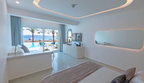 Junior Swim-Up Suite (Posh Club)