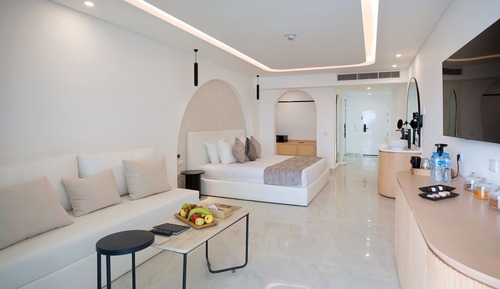 Junior Jacuzzi Suite (Posh Club)