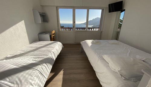 Habitación básica con 2 camas individuales