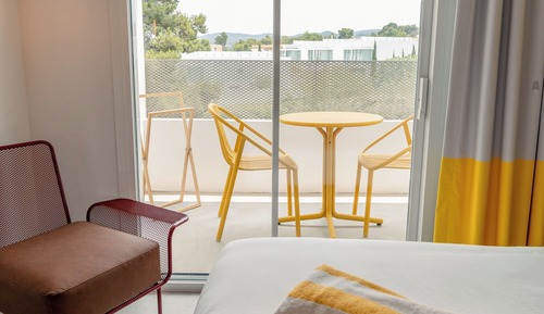 Habitación superior, balcón, vistas parciales al mar