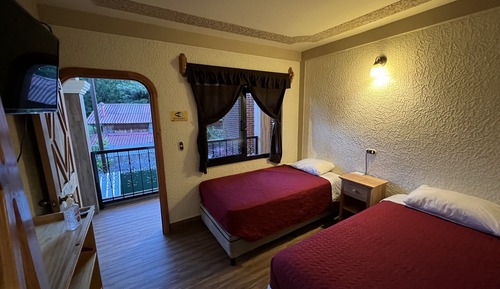 Habitación básica con 2 camas individuales