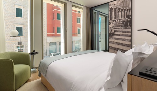 Superior Double Room, Street View