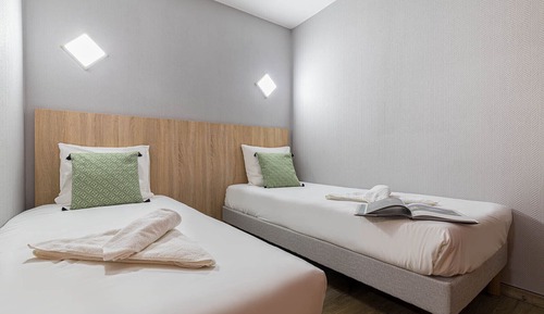 Habitación básica con 2 camas individuales