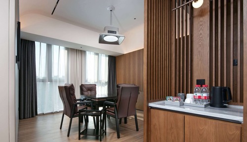 Suite, 1 King Bed, Smoking (Mahjong)