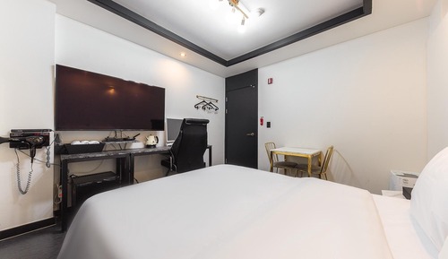 Room (The Bridge Standard (The Bridges basi)