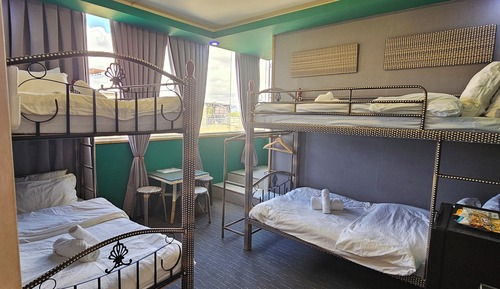 Dormitorio compartido familiar, dormitorio mixto