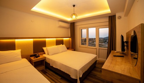 Habitación triple estándar, balcón, vistas a la ciudad