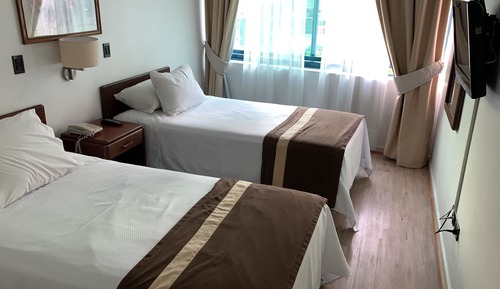 Habitación básica con 2 camas individuales