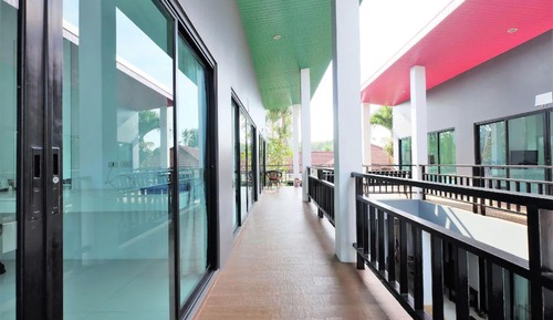 Habitación con 2 camas individuales, vistas a la piscina