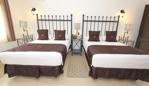 Habitación superior, 2 camas de matrimonio, en la zona del patio (Terraza)