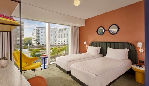 Habitación, 2 camas individuales (Art - Skyline View)