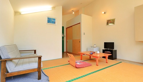 Habitación básica con 2 camas individuales