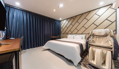 Room (Deluxe A (Breakfast provided Netflix )