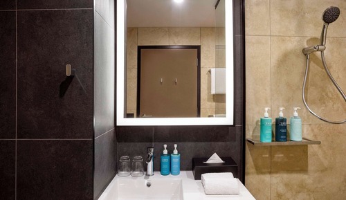 Habitación superior con 1 cama doble o 2 individuales, 2 camas de matrimonio, balcón