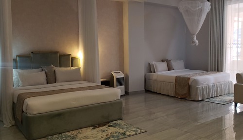 Habitación Deluxe con 1 cama doble o 2 individuales, varias camas