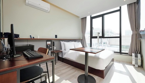 Room (Non-smoking room premium movie (75" T)