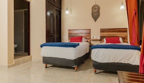 Habitación familiar con 1 cama doble o 2 individuales, 1 habitación, no fumadores, vistas al jardín