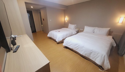 Room (Studio Twin)