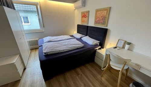 Habitación básica con 1 cama doble o 2 individuales, baño privado