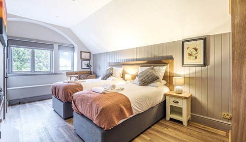 Habitación superior con 1 cama doble o 2 individuales, baño privado