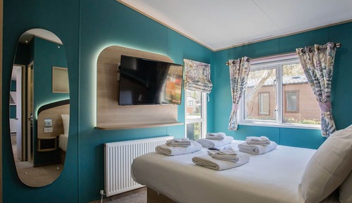Burst of Blue 8 Berth Pet Free