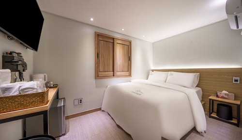 Room (Mini (Queen Bed Sleeping Duck)-No smo)